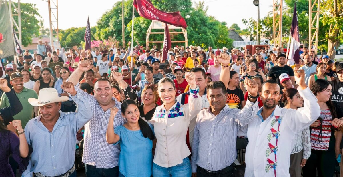 Geraldine Ponce acompañada por habitantes durante un recorrido por Nayarit