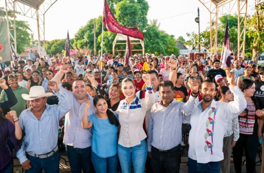 Geraldine Ponce acompañada por habitantes durante un recorrido por Nayarit