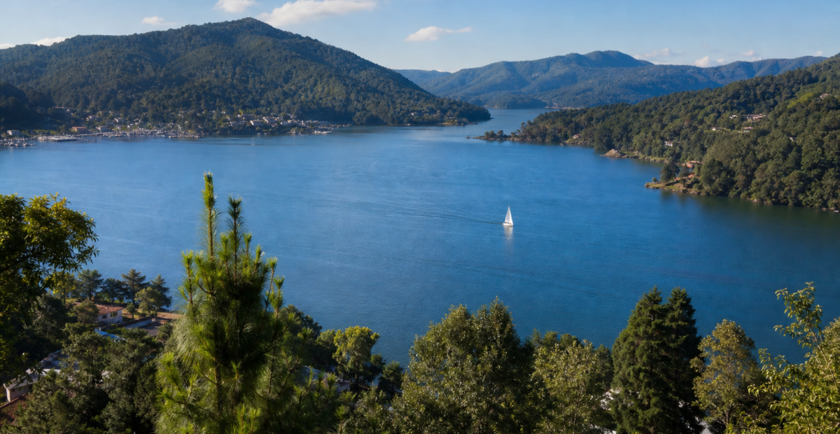 Lago y montaña de Valle de Bravo vistos desde un mirador