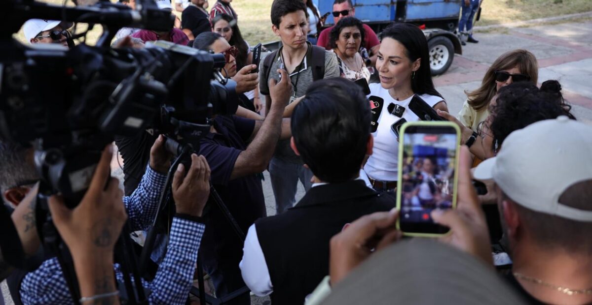 Diputada federal Mery Pozos atiende a medios de comunicación durante una asamblea morenista