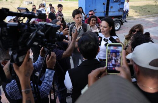 Diputada federal Mery Pozos atiende a medios de comunicación durante una asamblea morenista