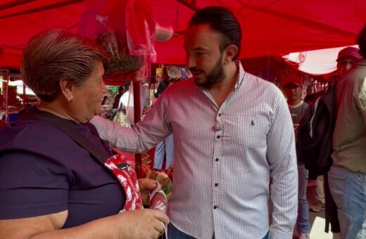 Faruk Miguel dialoga con una comerciante durante su recorrido por el Tianguis del Imán