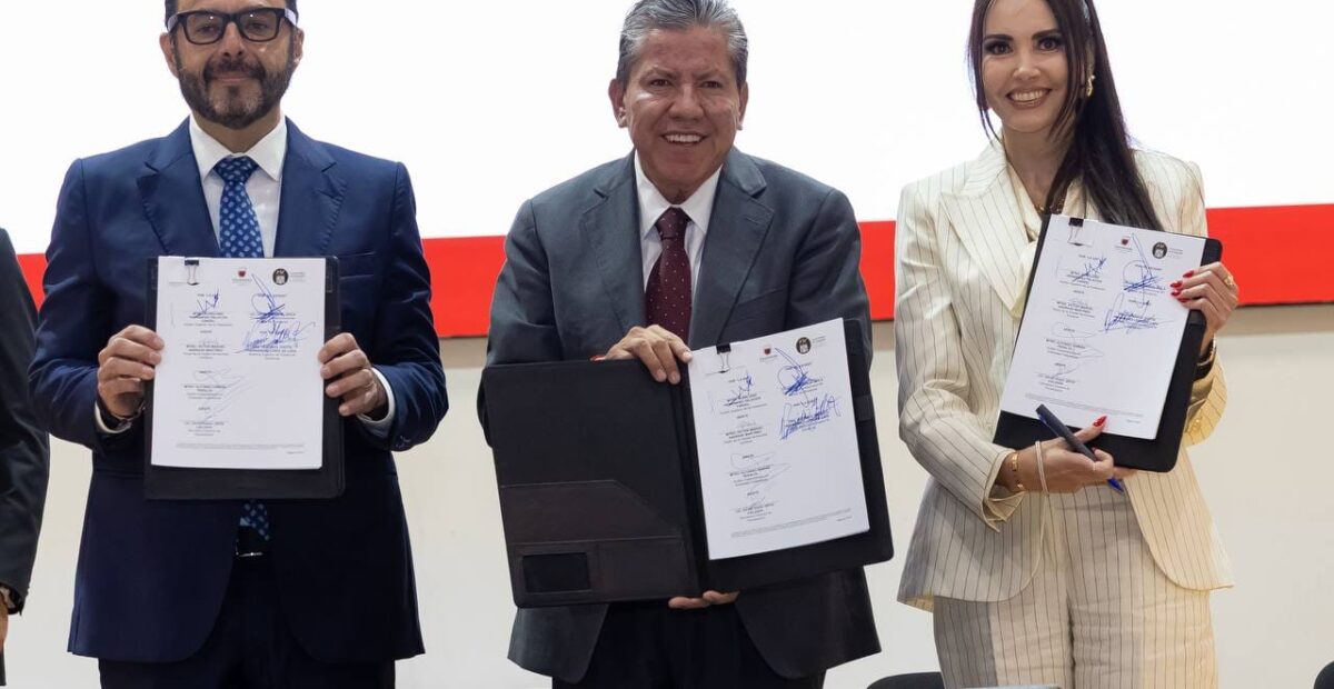 David Monreal muestra el convenio que abre las cuentas públicas de Zacatecas a auditorías en tiempo real