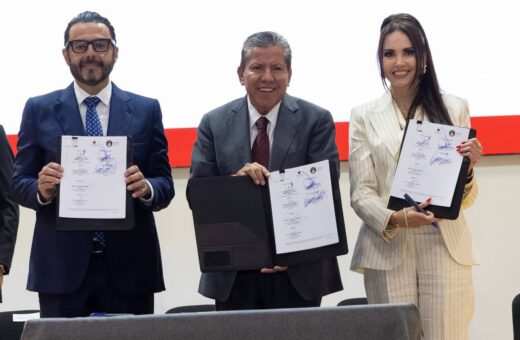 David Monreal muestra el convenio que abre las cuentas públicas de Zacatecas a auditorías en tiempo real