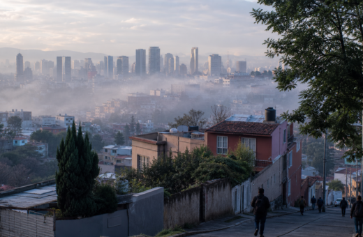 Manana fresca con bruma sobre zonas altas de la Ciudad de Mexico