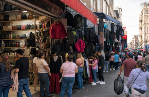 Compradores recorren un corredor de tiendas de moda y calzado en Tepito, Ciudad de México.