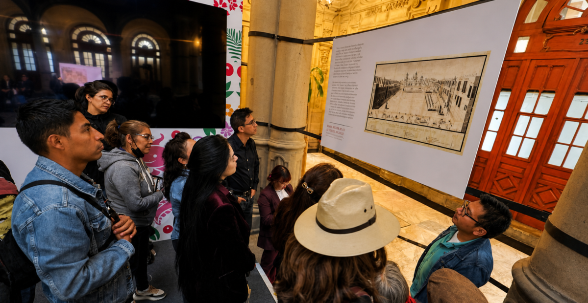 Visitantes observan la exposición sobre la historia urbana de la Ciudad de México