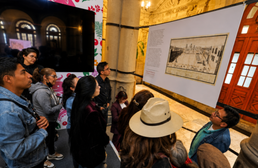 Visitantes observan la exposición sobre la historia urbana de la Ciudad de México