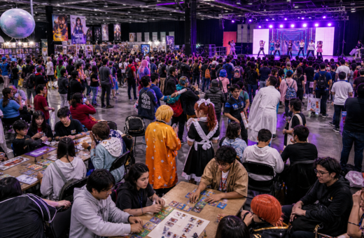 Jóvenes participan en una feria cultural geek con videojuegos, juegos de mesa y baile K-pop