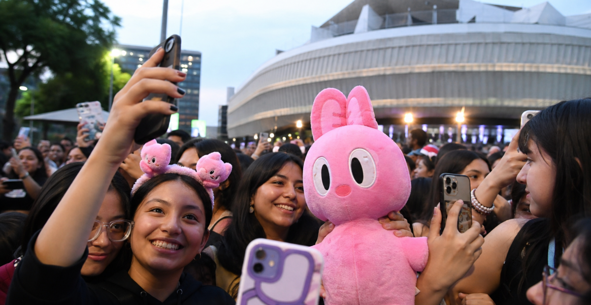 Fans recorren la Ciudad de México durante el fenómeno viral alrededor de un concierto