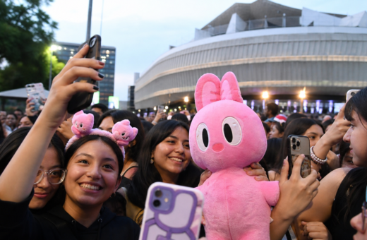 Fans recorren la Ciudad de México durante el fenómeno viral alrededor de un concierto