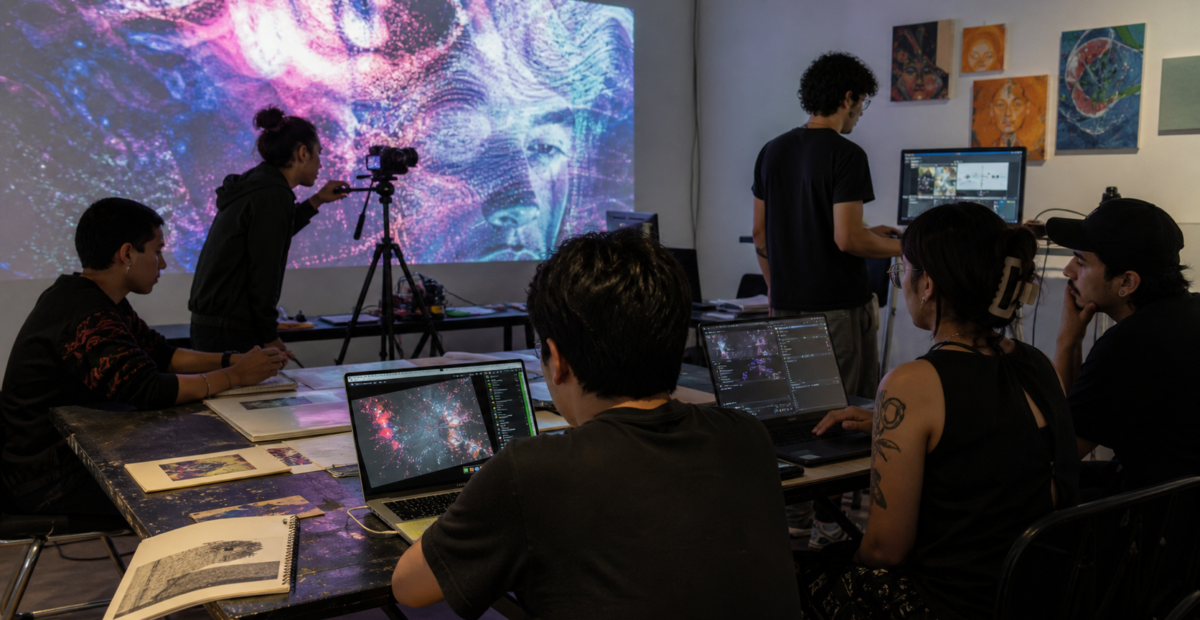 Artistas mexicanos experimentan con inteligencia artificial en un laboratorio de creación cultural
