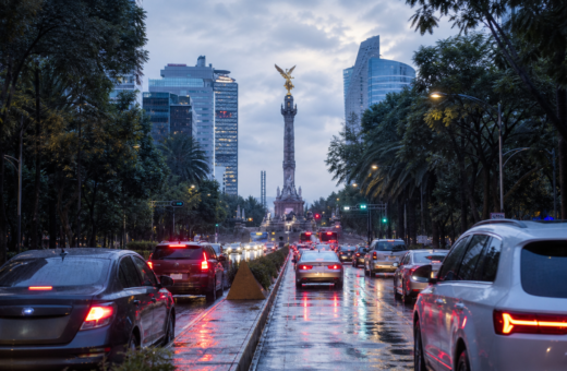 Avenida de la Ciudad de México con tráfico matutino, pavimento mojado y cielo nublado tras la lluvia.