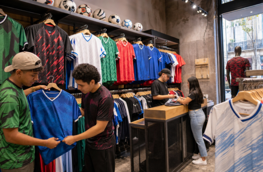 Jerseys deportivos de colores exhibidos en un comercio del Centro Histórico de la Ciudad de México.