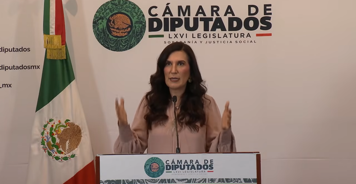 Kenia López Rabadán durante una conferencia en la Cámara de Diputados