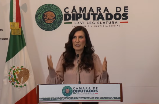 Kenia López Rabadán durante una conferencia en la Cámara de Diputados