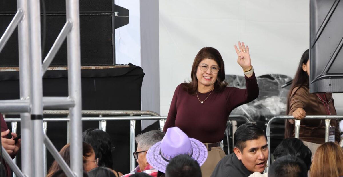 Mariela Gutiérrez saluda durante una gira de la presidenta Claudia Sheinbaum en el Estado de México