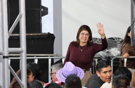 Mariela Gutiérrez saluda durante una gira de la presidenta Claudia Sheinbaum en el Estado de México