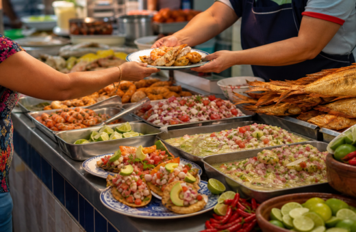 Mariscos, pescados fritos y tostadas servidos en un mercado de la Ciudad de México.