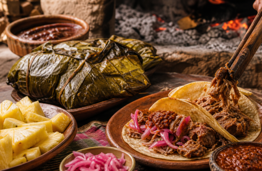 Mixiotes de cordero y cerdo envueltos en hoja de maguey con tacos, salsa tatemada y piña.