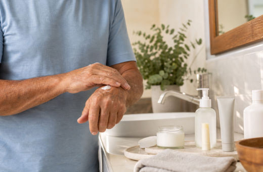 Productos para una rutina de cuidado facial y bienestar masculino después de los 60.