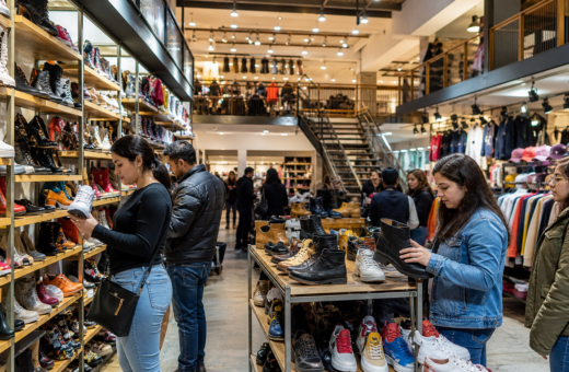 Compradores revisan calzado y ropa en un outlet del Centro Histórico de la Ciudad de México.