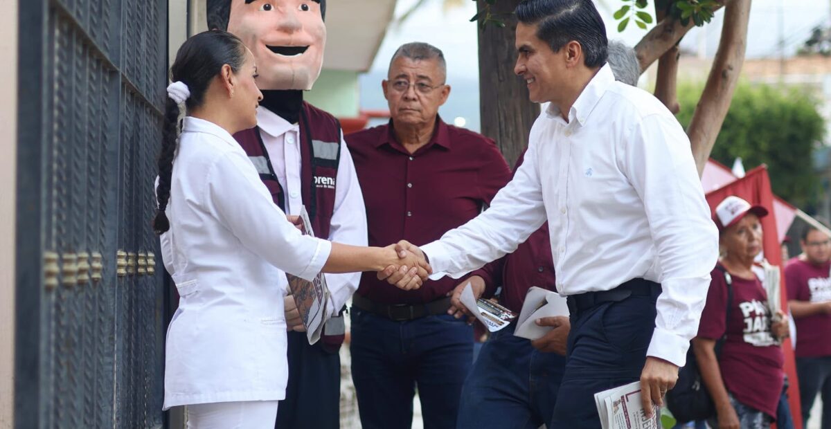 Pável Jarero saluda a una vecina durante un recorrido por la colonia Amado Nervo de Tepic