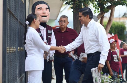 Pável Jarero saluda a una vecina durante un recorrido por la colonia Amado Nervo de Tepic