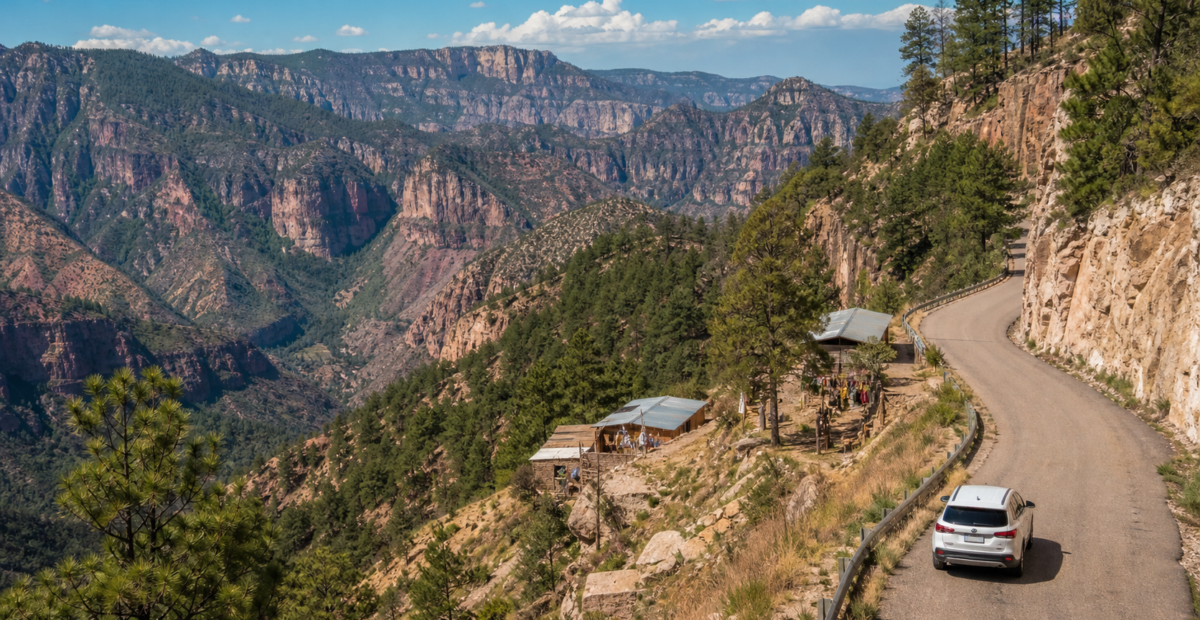 Paisaje de las Barrancas del Cobre en la Sierra Tarahumara con carretera escénica entre montañas.