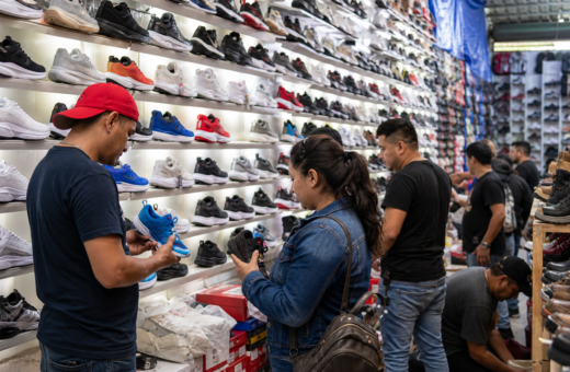 Compradores revisan tenis deportivos en un establecimiento de venta individual y mayoreo en la Gustavo A. Madero.