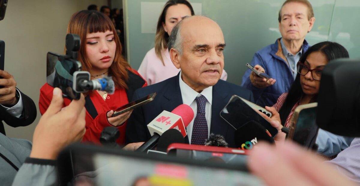 El senador Manuel Añorve Baños atiende a representantes de medios de comunicación.