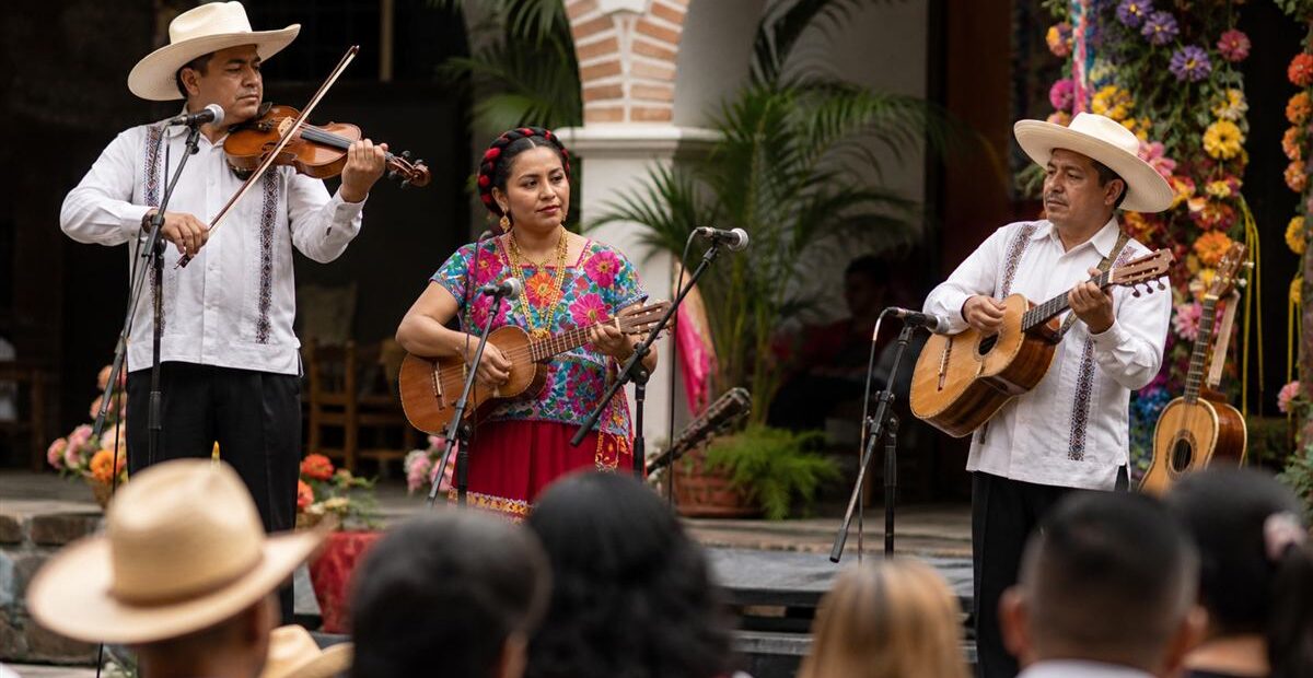 Músicos interpretan instrumentos tradicionales mexicanos en un escenario cultural