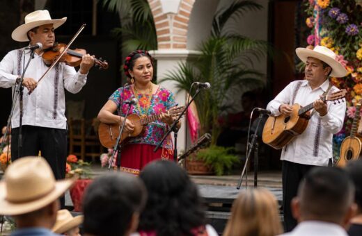 Músicos interpretan instrumentos tradicionales mexicanos en un escenario cultural