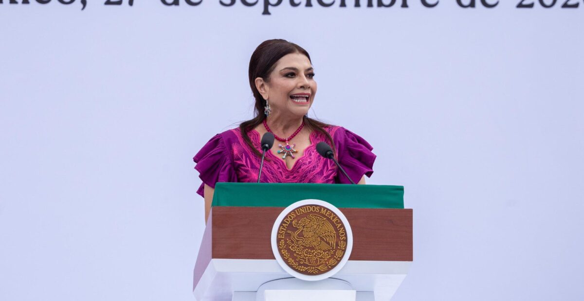 Clara Brugada habla desde el atril presidencial durante la bienvenida a Claudia Sheinbaum en el Zócalo.