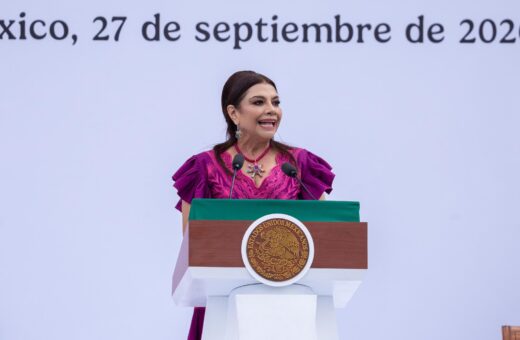 Clara Brugada habla desde el atril presidencial durante la bienvenida a Claudia Sheinbaum en el Zócalo.