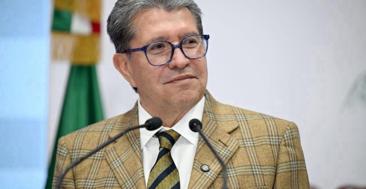 Ricardo Monreal frente a dos micrófonos durante un acto público.