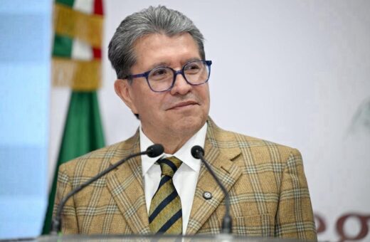 Ricardo Monreal frente a dos micrófonos durante un acto público.