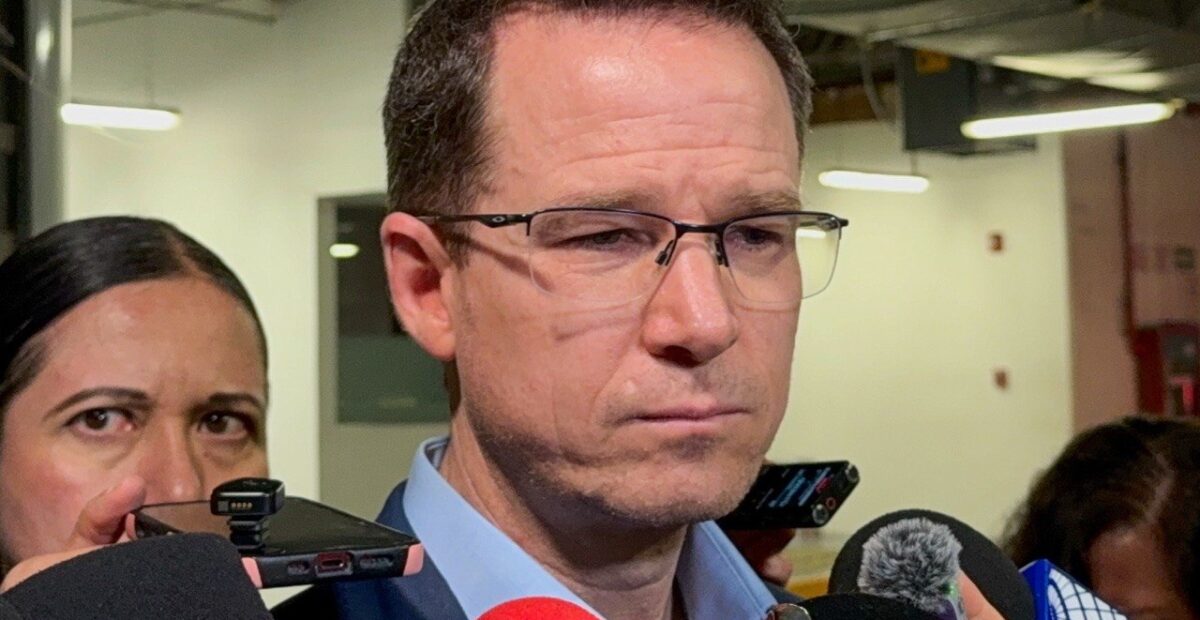 El senador Ricardo Anaya Cortés atiende a medios de comunicación en el Senado de la República.