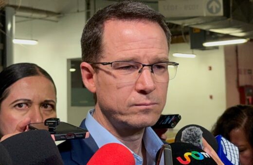 El senador Ricardo Anaya Cortés atiende a medios de comunicación en el Senado de la República.