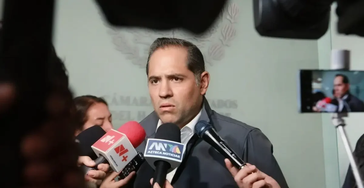 Raúl Bolaños-Cacho Cué atiende a medios de comunicación en la Cámara de Diputados