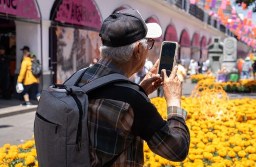 Un visitante fotografía una instalación de flores de cempasúchil en el centro de Toluca.