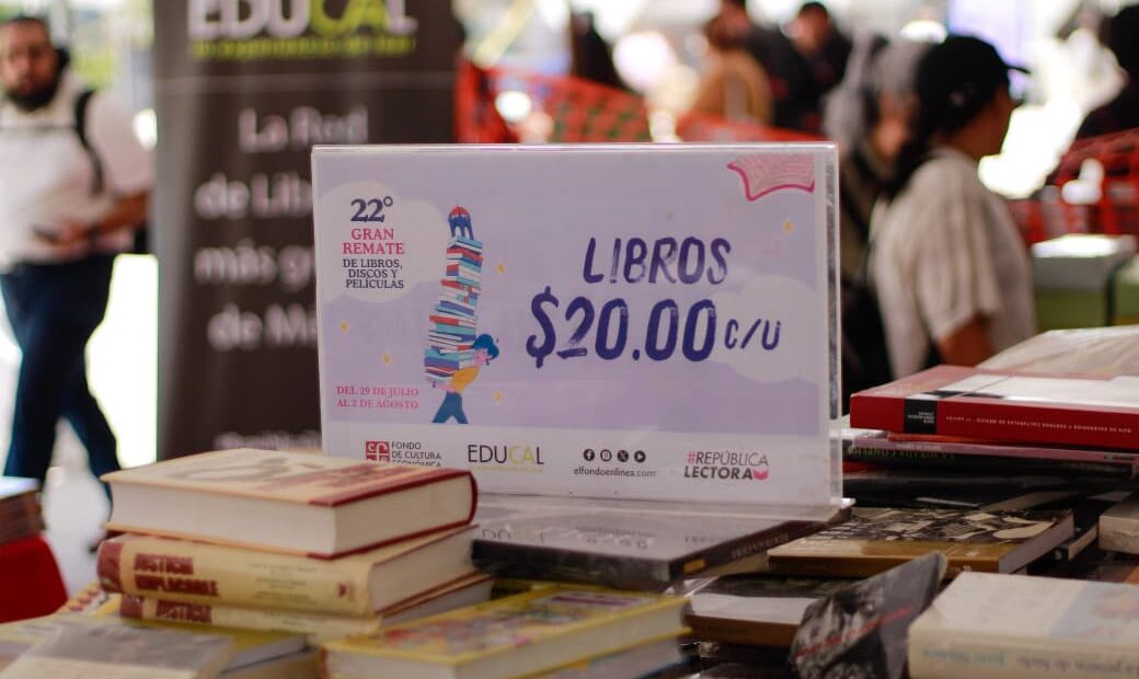 Libros en oferta durante el 22º Gran Remate de Libros, Discos y Películas en el Monumento a la Revolución
