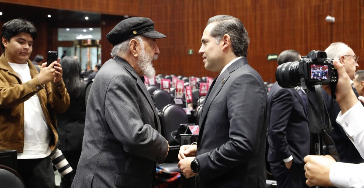 Legislador de la Cámara de Diputados toca la campana en la mesa de la Presidencia