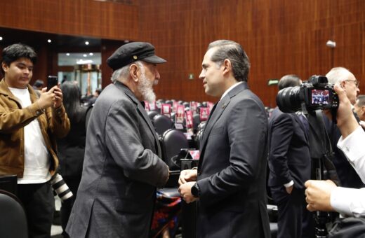 Legislador de la Cámara de Diputados toca la campana en la mesa de la Presidencia
