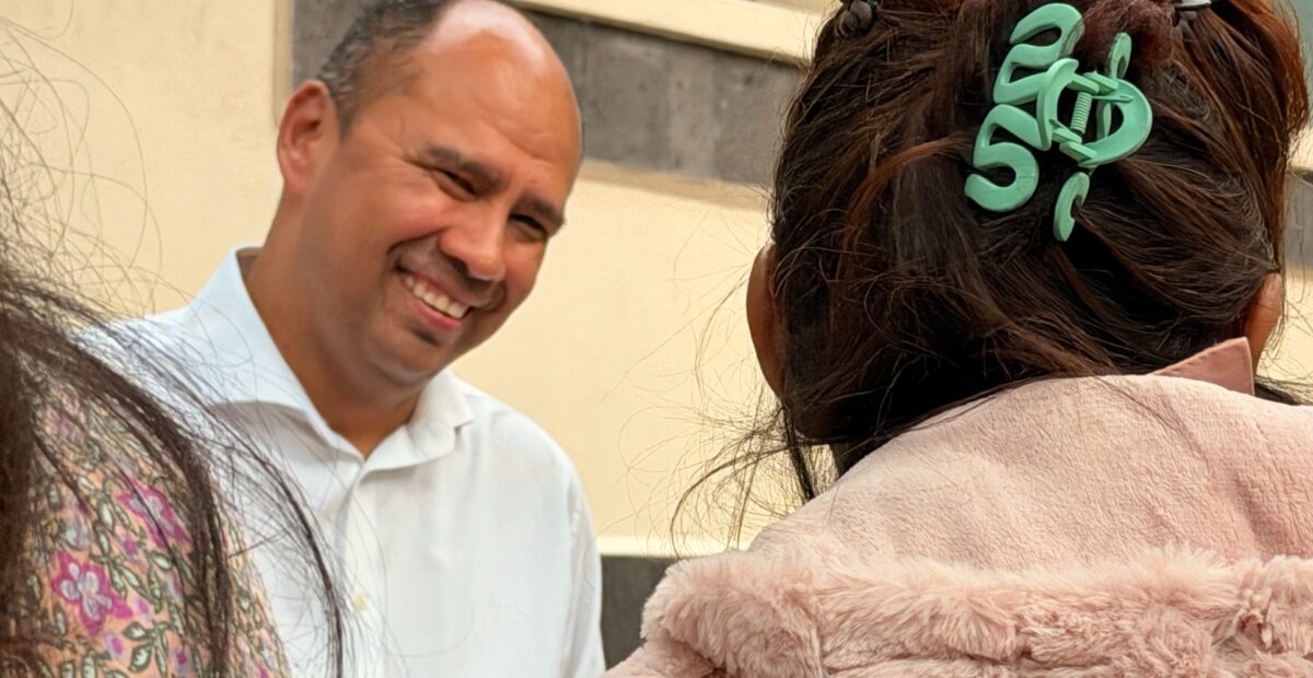 Alejandro Robles sonríe mientras conversa con vecinas durante un recorrido por el barrio de San Lucas, en Coyoacán