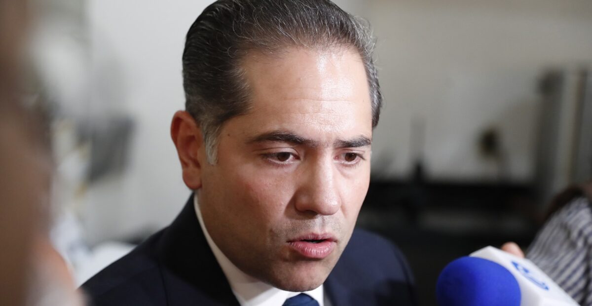 Entrevista con medios de comunicación en un recinto legislativo.